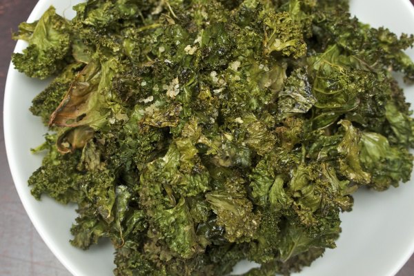 Kale chips are a quick and delicious snack to make for munching or packing in a lunch. This baked kale chips recipe is so easy, even the kids can help!