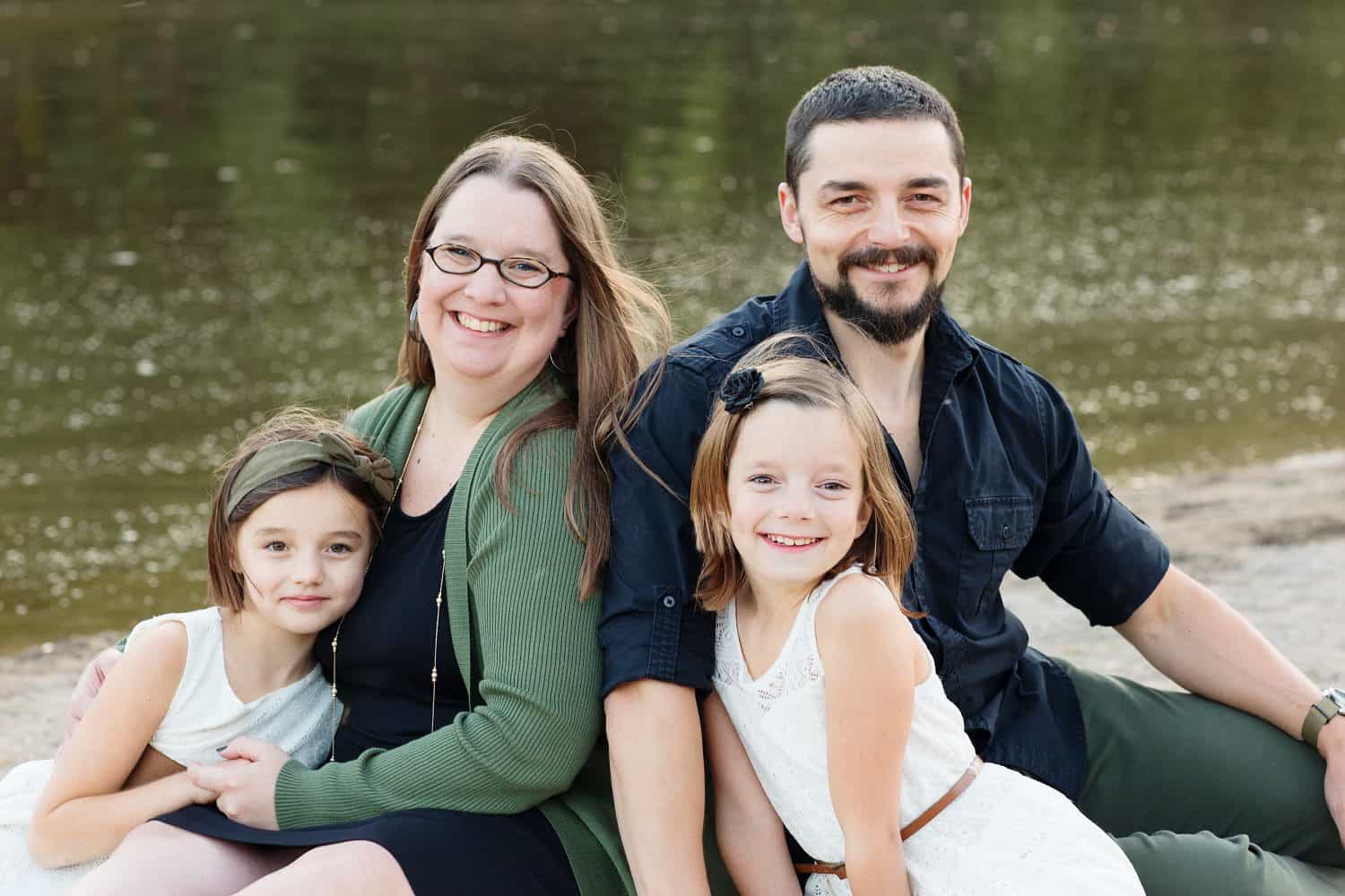 Family picture 2017 | family picture next to a lake
