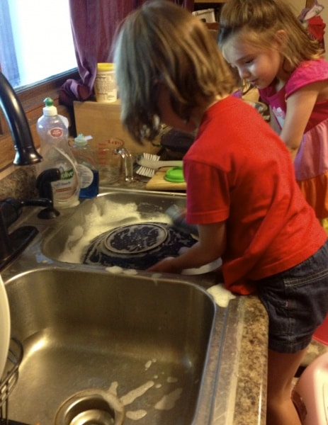 kids washing dishes