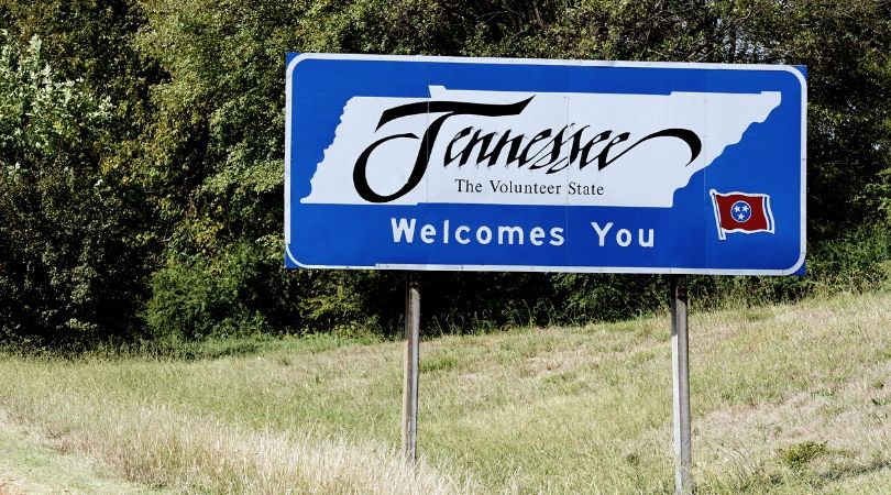 Tennessee Welcomes You Road sign. Title image for blog post: 20 books about Tennessee for kids!